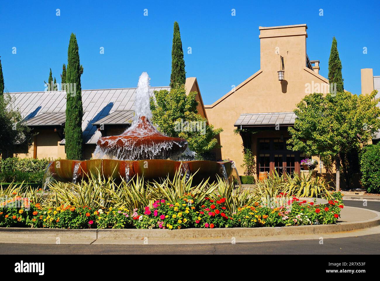 Franziskanergut ist ein Weingut und Weinberg im Napa Valley und von einem Garten umgeben Stockfoto