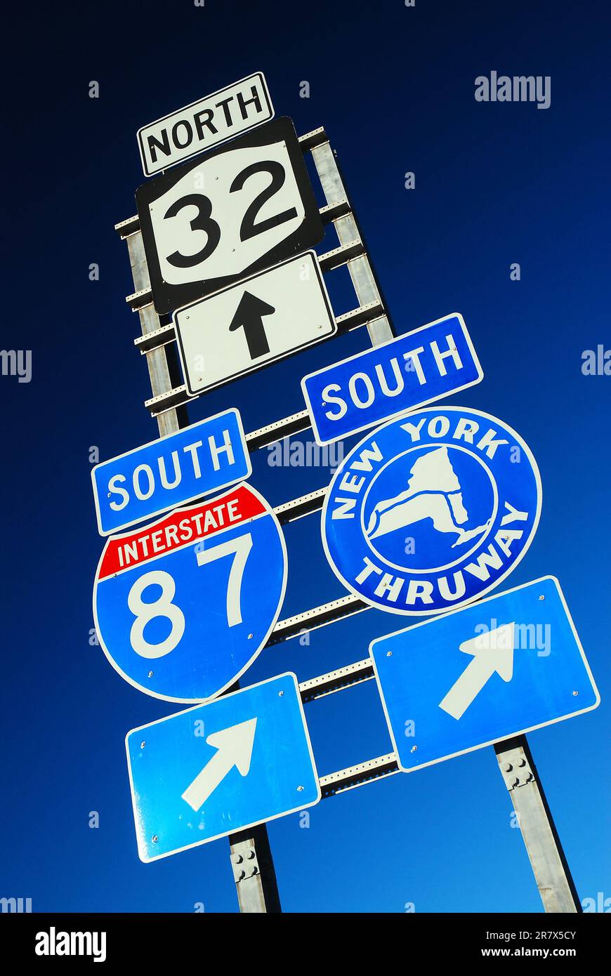 Mehrere Autobahnschilder in Update New York weisen auf die Interstate 85, den New York Thruway und eine State Road hin Stockfoto