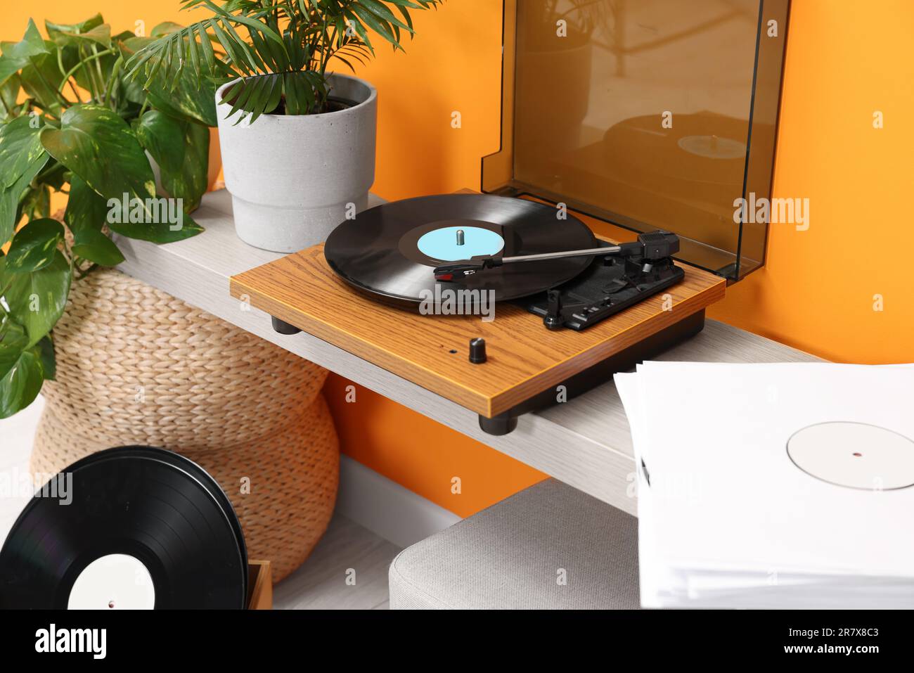 Eleganter Plattenspieler mit Vinylplatte auf dem Konsolentisch im Innenbereich Stockfoto