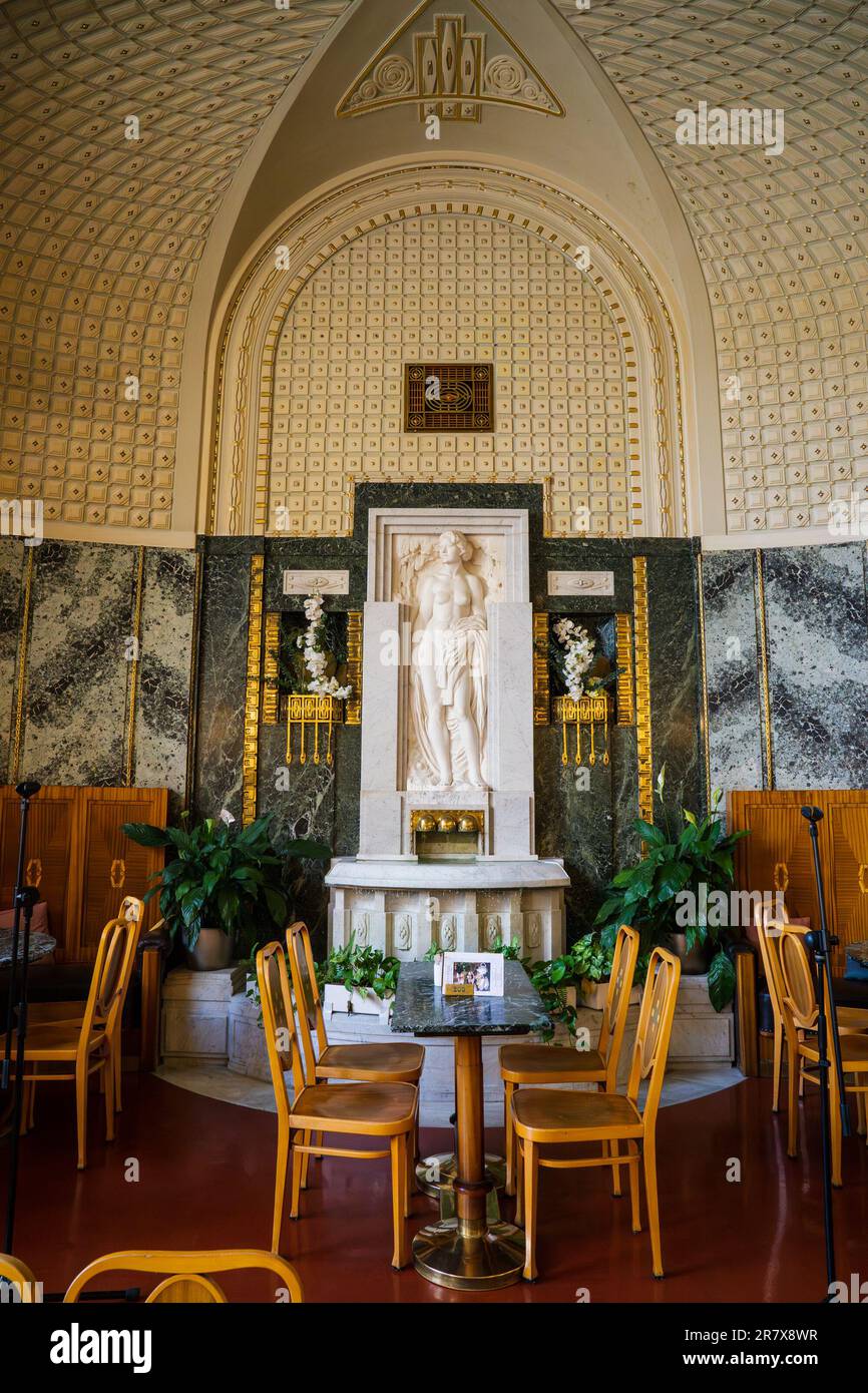 Prag, Böhmen – CZ – 2. Juni 2023 an der Stirnwand des Kavarna Obecni Dum, einem traditionellen Kaffeehaus im Jugendstil-Design, befindet sich ein Brunnen mit einem Stockfoto