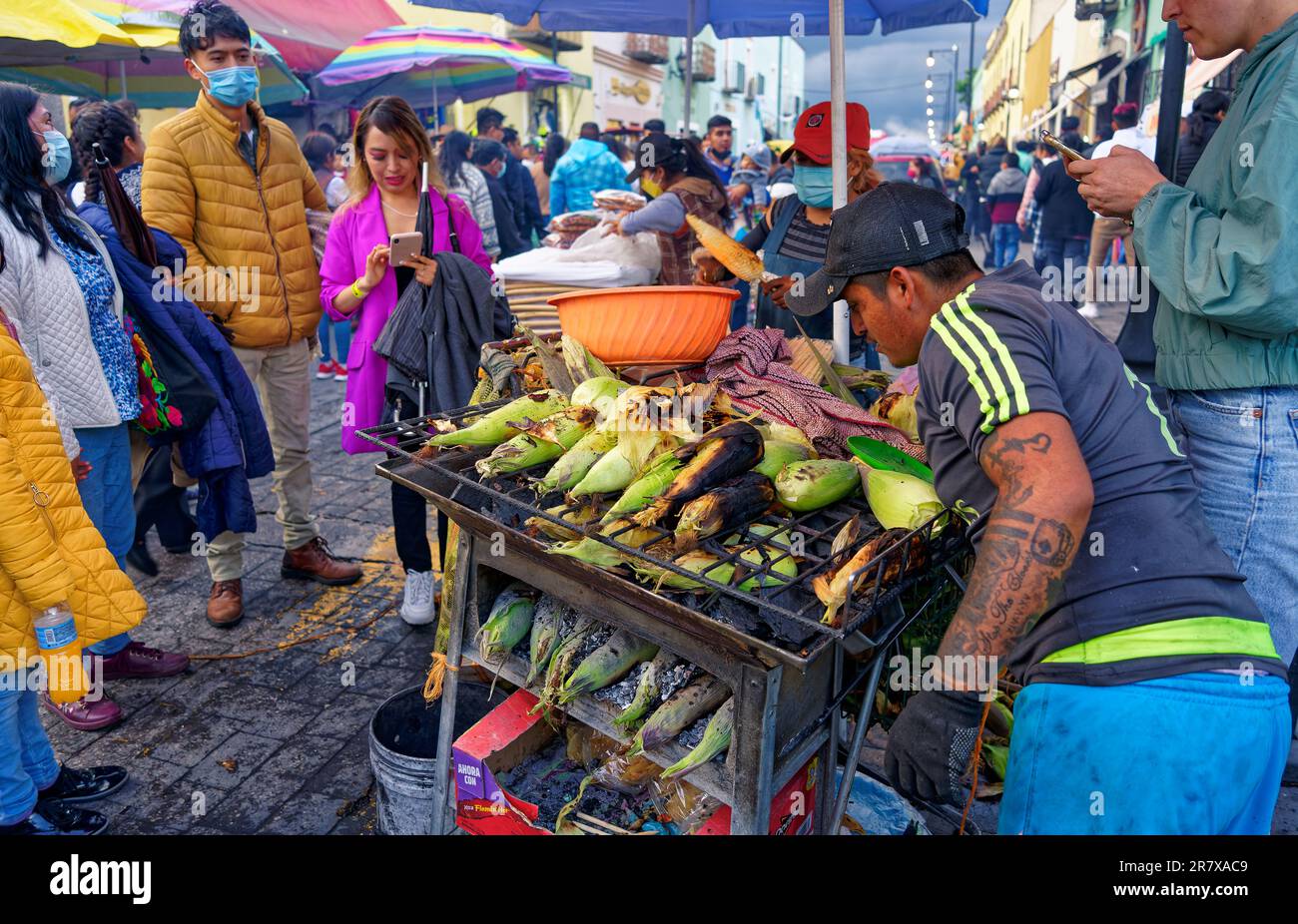 Huamantla, Tlaxcala, Mexiko - 14. August 2022: Kochen und Essen traditioneller mexikanischer Speisen im Freien auf dem Urlaub von Nadie Duerme Stockfoto
