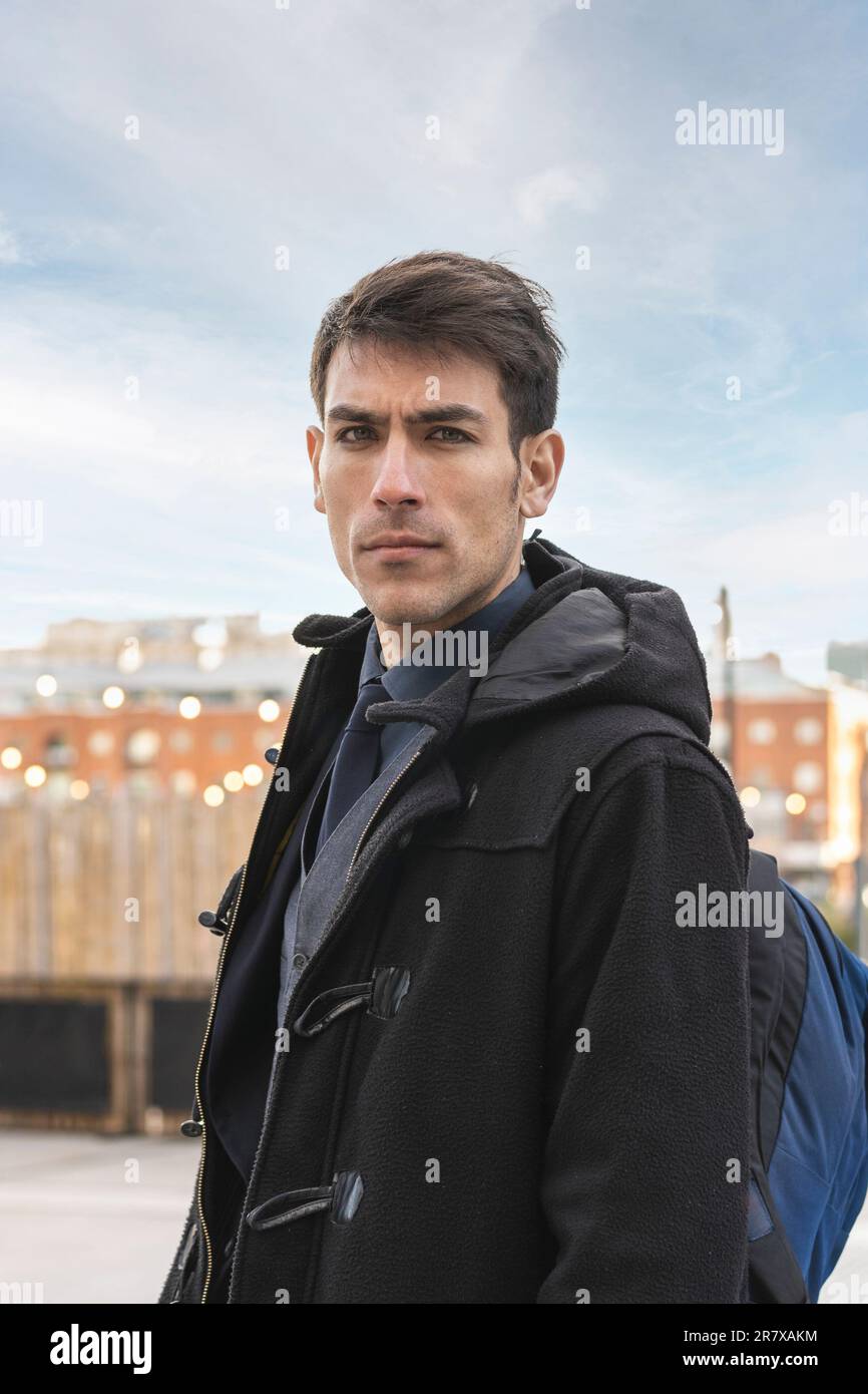 Porträt eines attraktiven Mannes, der in die Kamera schaut. Stockfoto