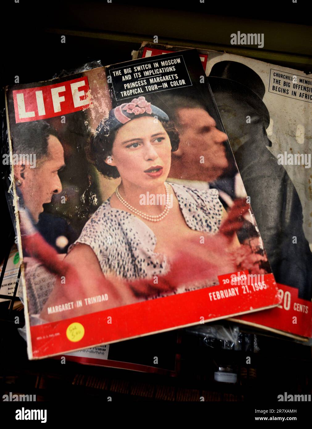 Eine Ausgabe des Magazins Life vom 21. Februar 1955 mit British Princess Margaret auf dem Cover zum Verkauf in einem amerikanischen Antiquitätenladen. Stockfoto