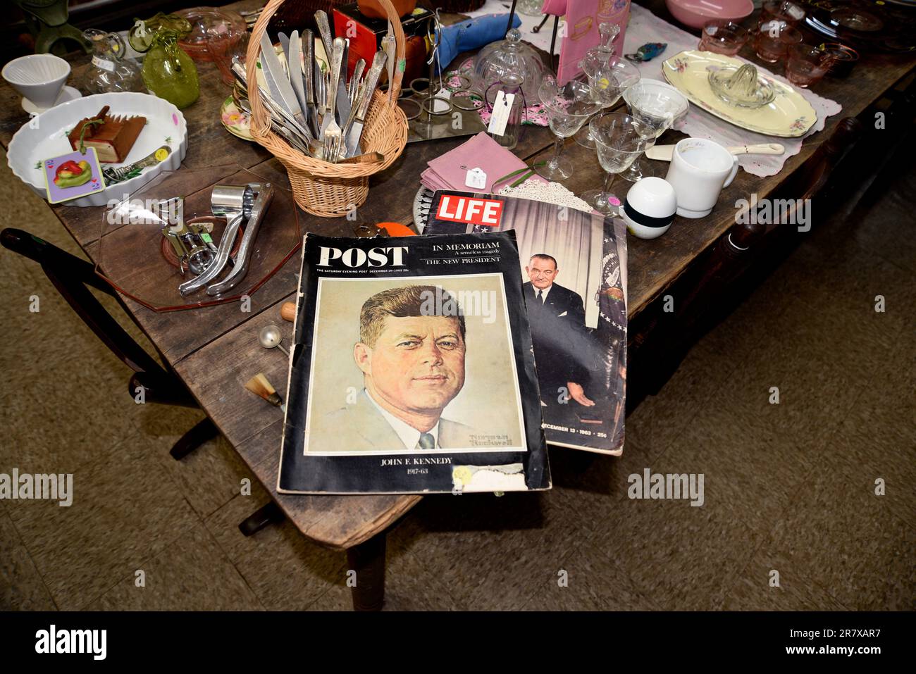1963-Jahrgänge der Zeitschrift Saturday Evening Post and Life mit John Kennedy und Lyndon Johnson auf dem Cover eines amerikanischen Antiquitätengeschäfts. Stockfoto