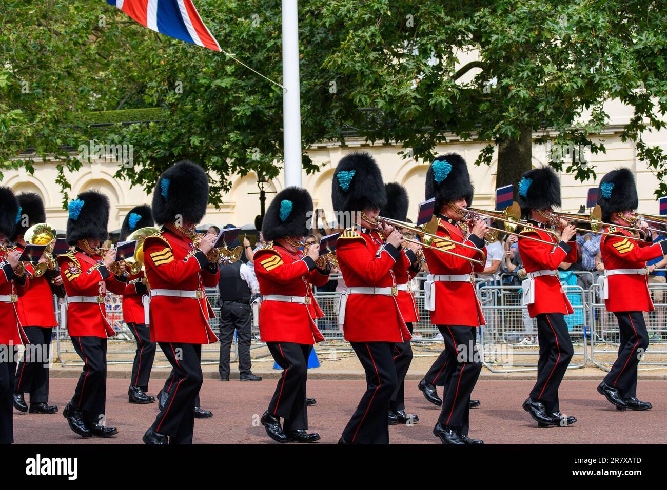 London, Großbritannien, 17. Juni 2023, versammelten sich die Menschenmassen nach einem langsamen Start in der Mall zum ersten offiziellen Geburtstag des Königs. Die Trooping the Colour fand bei der Horse Guards Parade statt, bei der der König zusammen mit Prinz William, Prinzen Anne und Prinz Edward auf einem Pferd reitete. Eine Flypast der roten Pfeile fand mit der traditionellen Welle vom Balkon des Buckingham Palace statt. , Andrew Lalchan Photography/Alamy Live News Stockfoto