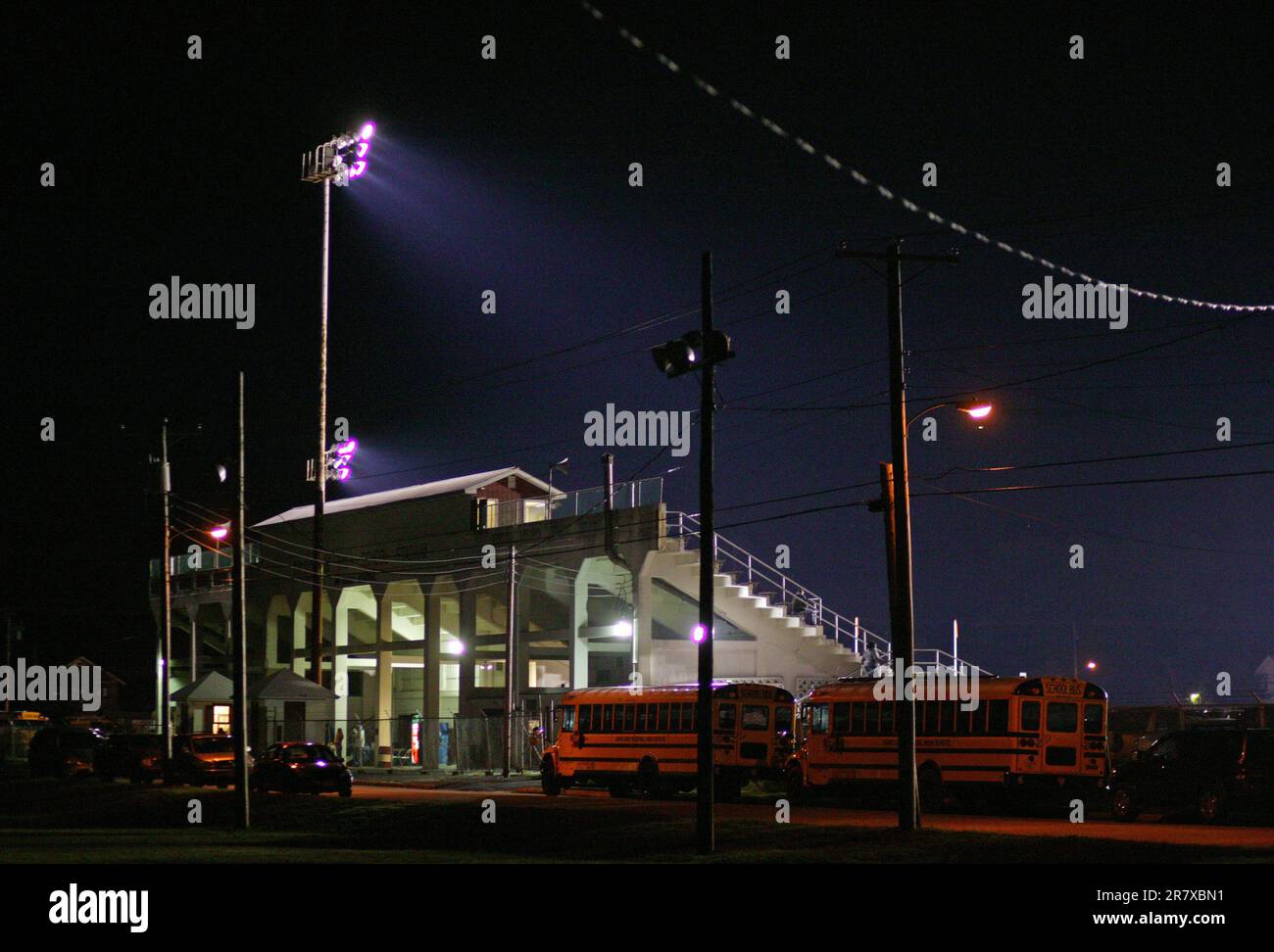 Flutlichter leuchten über dem alten Jim Hursey Stadium in Bridgeton, NJ Das Stadion von 1939, ein WPA-Projekt, wurde abgerissen und 2012 ersetzt. Stockfoto