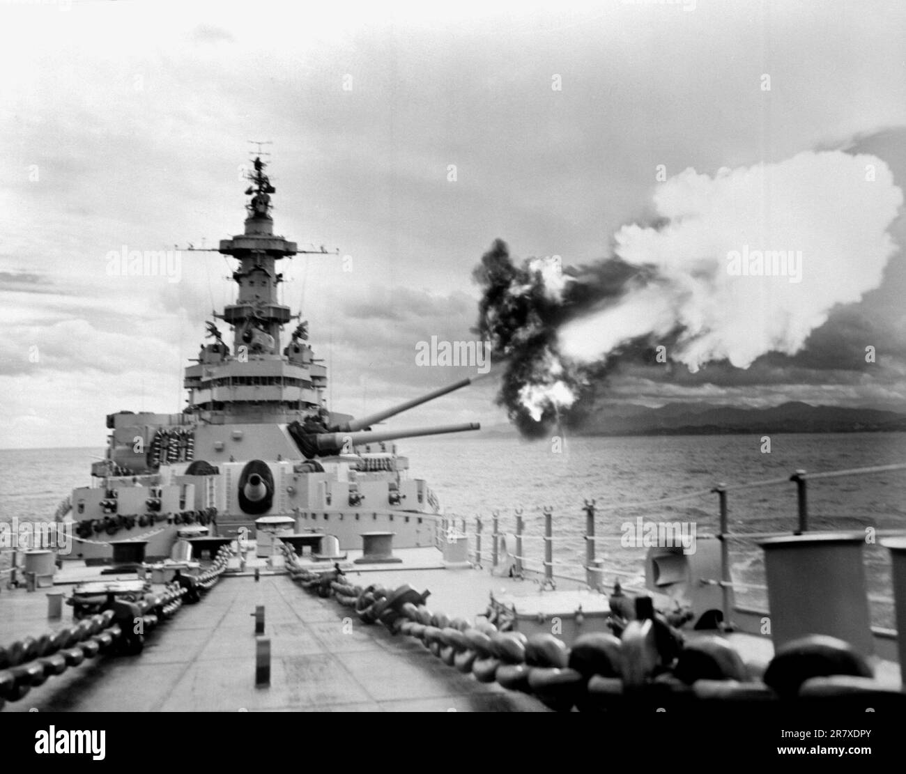 USS Iowa (BB-61) ihr 406 mm Signalwaffen im nordkoreanischen Küstenverteidigung, 1952 Stockfoto
