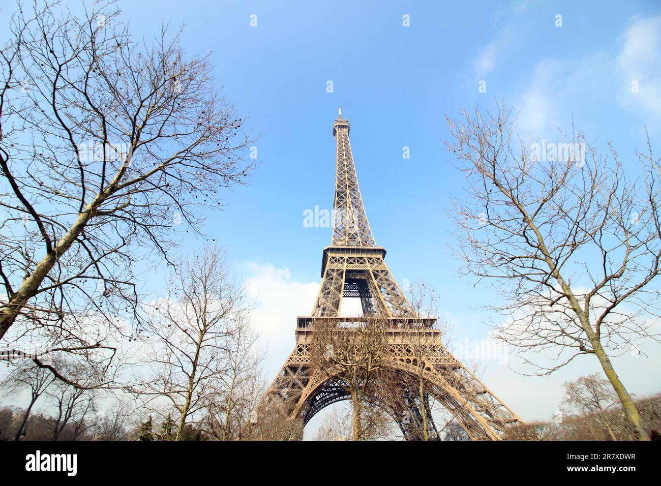 Eine wunderschöne Aufnahme des Eiffelturms an einem klaren Wintermorgen. Stockfoto