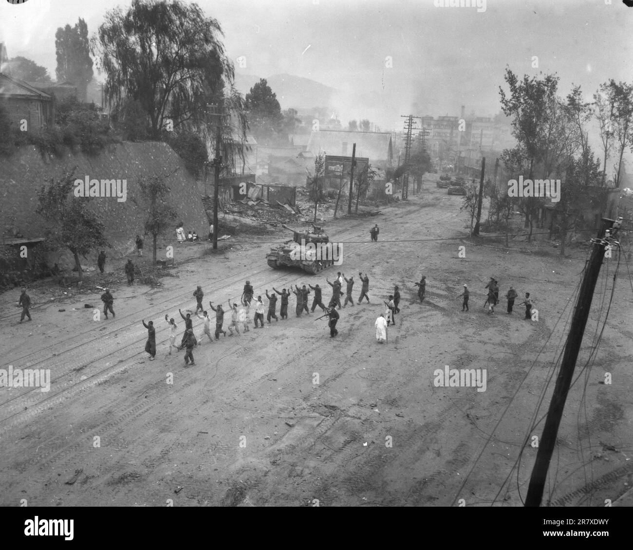 Pershing-Panzer in der Innenstadt von Seoul während der zweiten Schlacht von Seoul im September 1950. Im Vordergrund verhaften UN-Truppen nordkoreanische Kriegsgefangene Stockfoto