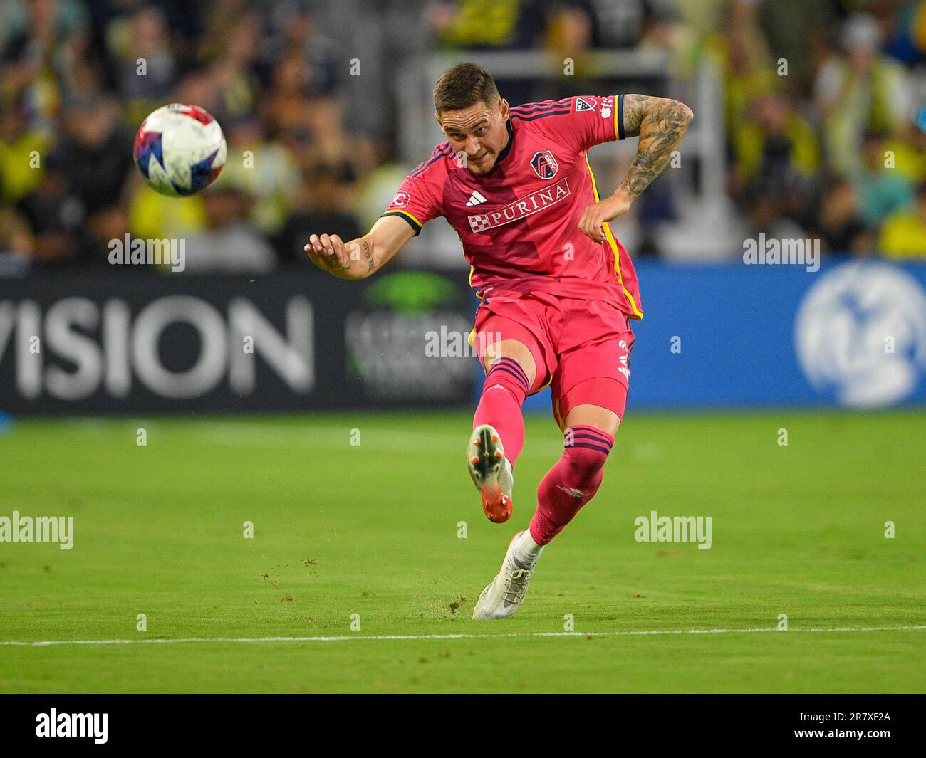 17. Juni 2023: St. Louis City Verteidiger Jake Nerwinski (2) tritt gegen den Nashville SC in der ersten Hälfte eines MLS-Spiels zwischen St. Louis City SC und Nashville SC im Geodis Park in Nashville, Tennessee Steve Roberts/CSM (Bild: Steve Roberts/Cal Sport Media) (Bild: © @ Steve Roberts/Cal Sport Media) Stockfoto