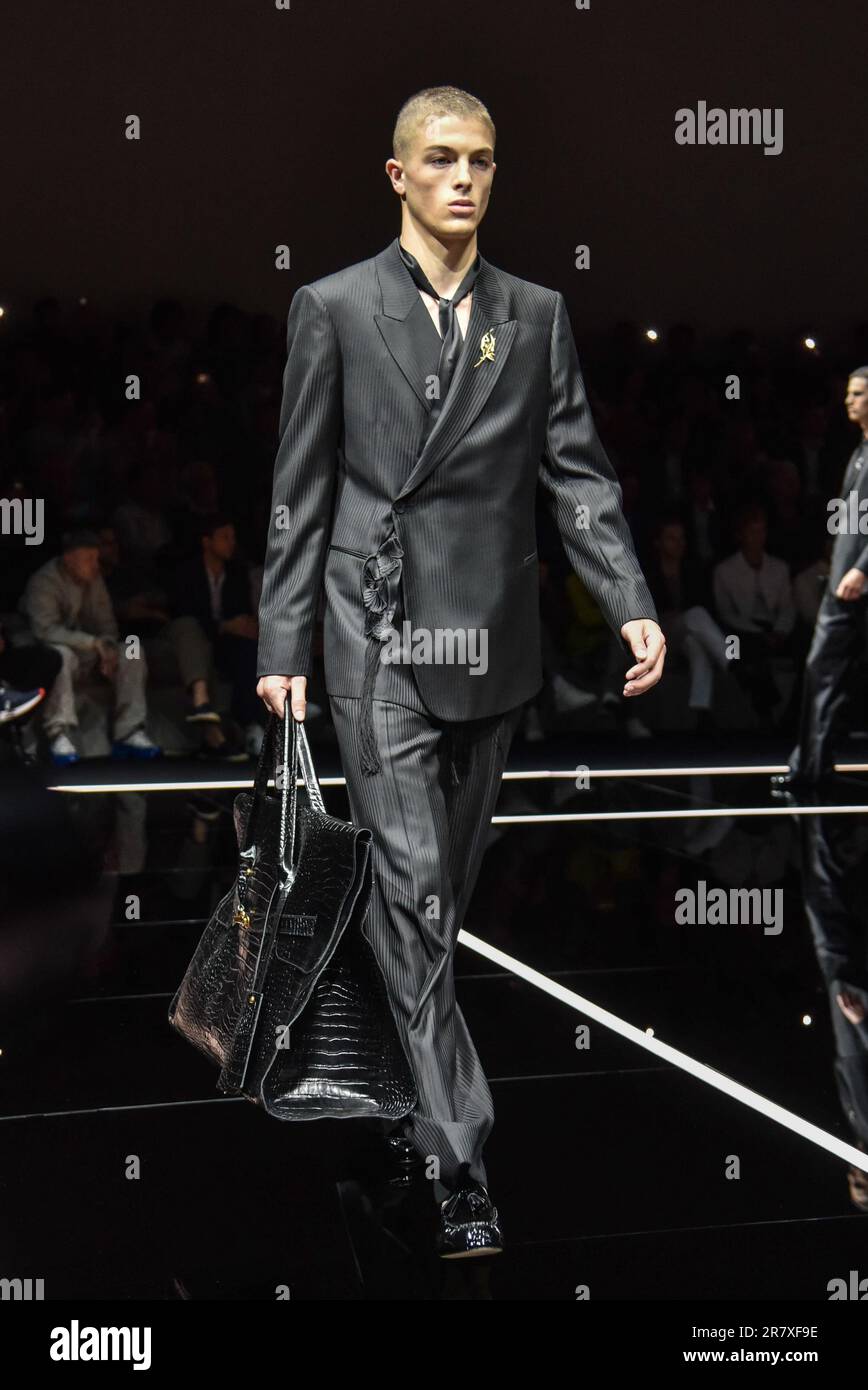 Mailand, Italien. 17. Juni 2023. Ein Modell präsentiert Emporio Armani auf der Mailänder Männermode-Woche Frühjahr/Sommer 2024 am 17. Juni 2023 in Mailand, Italien. Kredit: Str/Xinhua/Alamy Live News Stockfoto