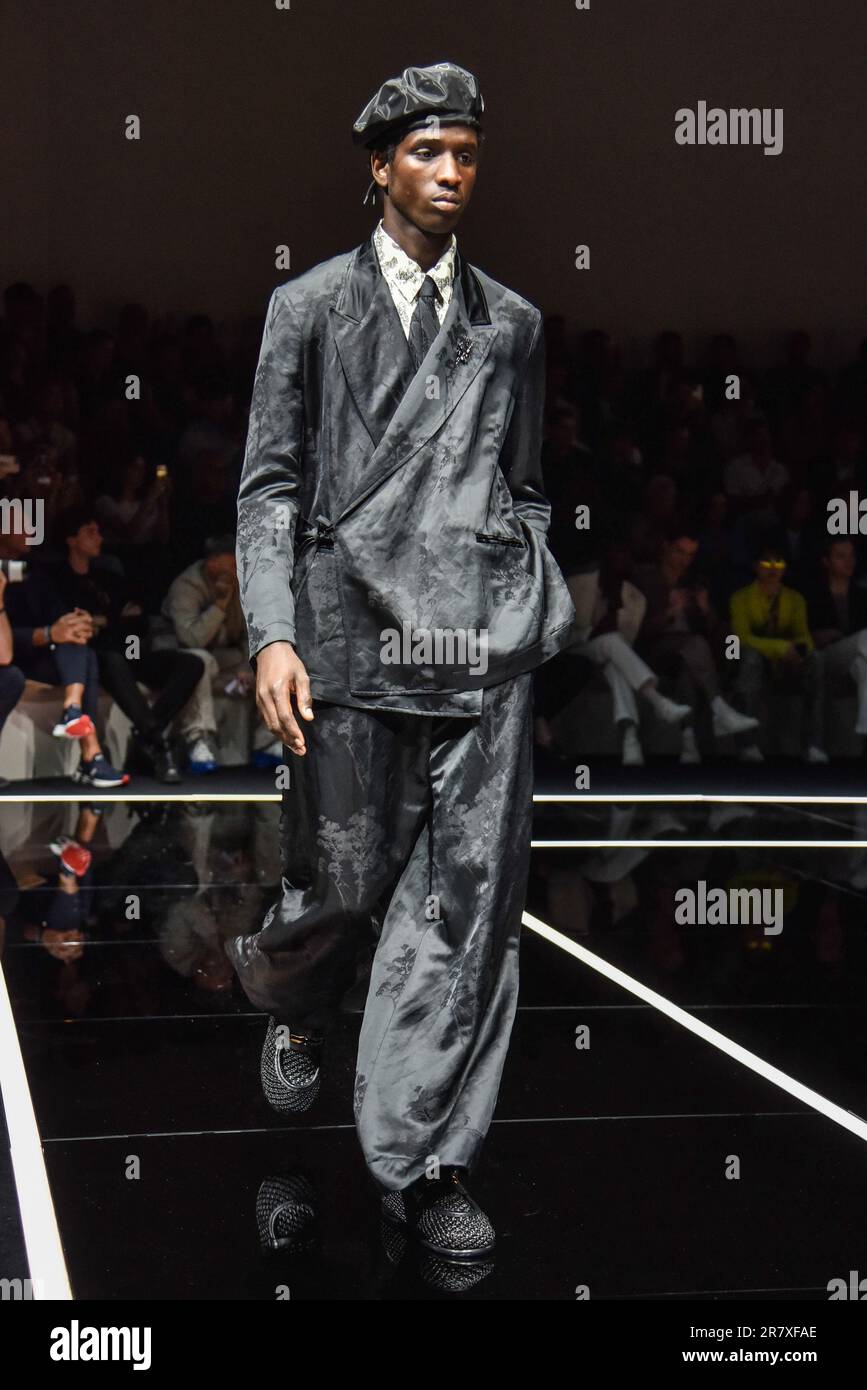 Mailand, Italien. 17. Juni 2023. Ein Modell präsentiert Emporio Armani auf der Mailänder Männermode-Woche Frühjahr/Sommer 2024 am 17. Juni 2023 in Mailand, Italien. Kredit: Str/Xinhua/Alamy Live News Stockfoto