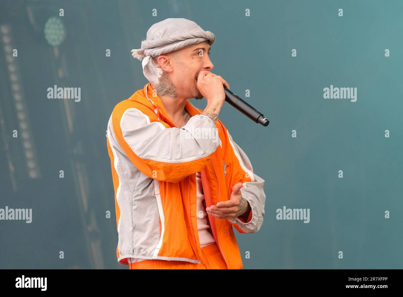 Costadinos Contostavlos, bekannt als Bühnenname Dappy, live auf der Bühne mit dem englischen Londoner Hip-Hop-Trio N-Dubz, bestehend aus Cousins Dappy, Tulisa und Frazer, auf dem Isle of Wight Festival Costadinos Contostavlos bekannt als Bühnenname Dappy, ist ein englischer Rapper, Sänger, Songwriter, Plattenproduzent und Schauspieler. Tula Paulinea „Tulisa“ Contostavlos ist eine englische Sängerin, Fernsehpersönlichkeit und Schauspielerin. Richard Rawson, bekannt unter seinem Künstlernamen Fazer, ist britischer Rapper, Sänger, Songwriter, Plattenproduzent und DJ. Die drei Cousins sind bekannt als N-Dubz (Foto von Dawn Fletcher-Park / Stockfoto