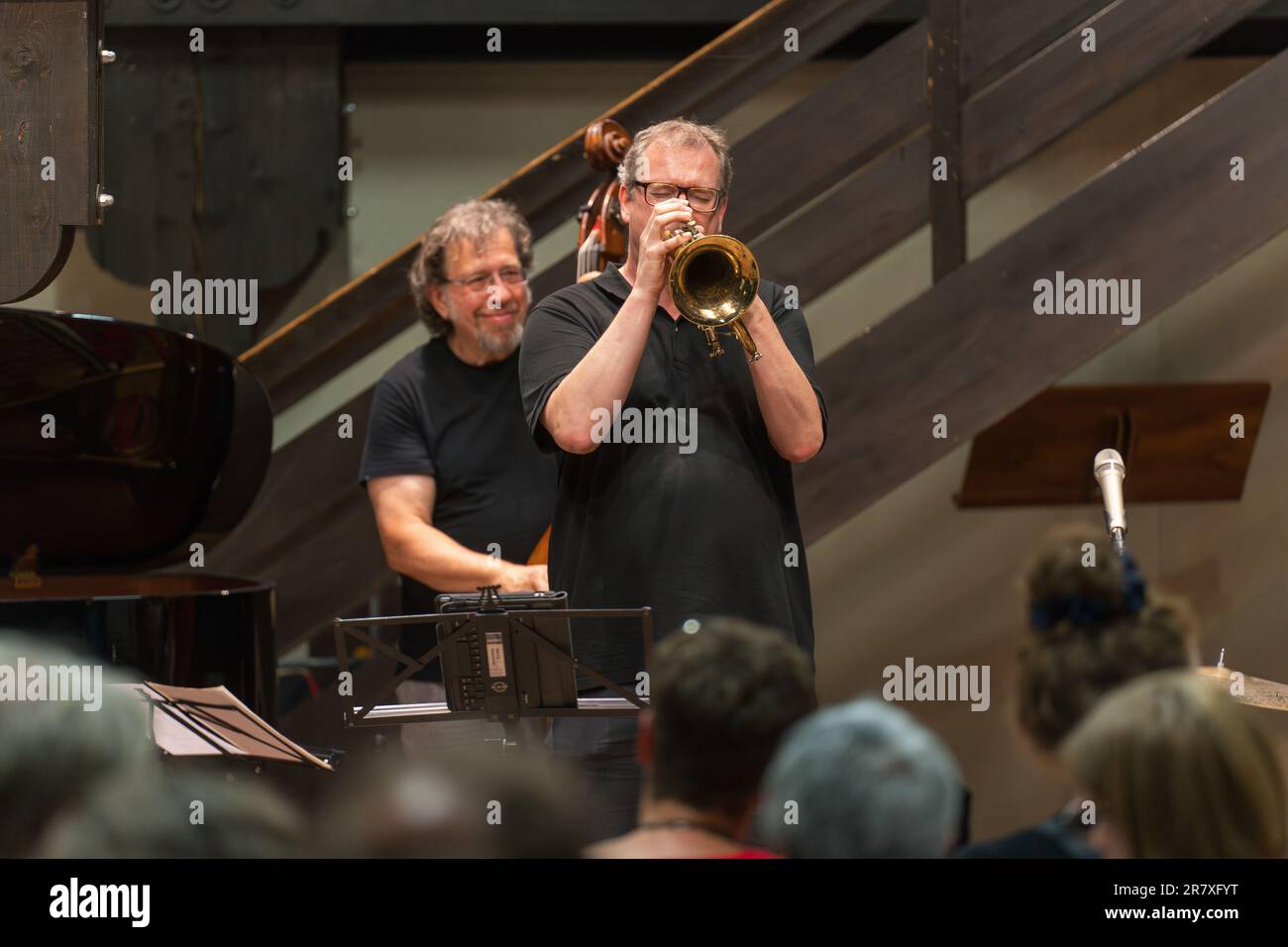 Kaiserslautern, Deutschland. 17. Juni 2023. Im Theodor-Zink-Museum spielt ein Musiker Trompete während der offenen Jazzveranstaltung. Long Night of Culture ist eine jährliche kulturelle Veranstaltung mit über 150 Live-Aufführungen an 30 verschiedenen (in- und Outdoor) Orten (von 2:30 Uhr bis Sonnenaufgang) in Kaiserslautern. Kredit: Gustav Zygmund/Alamy News Stockfoto