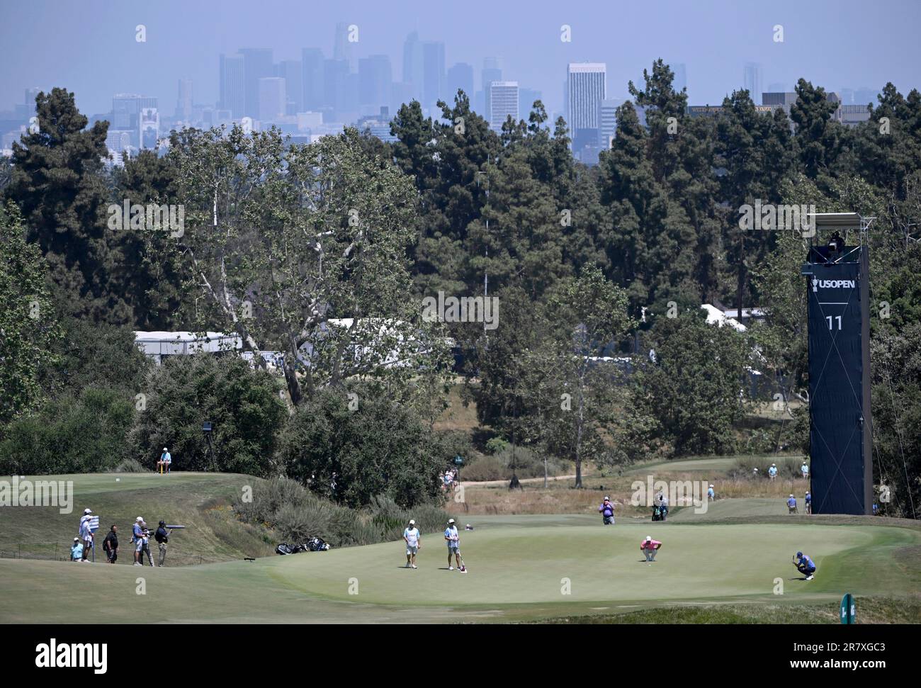 Los Angeles, Usa. 17. Juni 2023. Tom Kim von der Republik Korea stellt seinen Putt in der dritten Runde der USA von 2023 auf dem Grün von 11. mit der Skyline der Stadt im Hintergrund auf Eröffnung der Golfmeisterschaft im Los Angeles Country Club in Los Angeles am Samstag, den 17. Juni 2023. Foto: Alex Gallardo/UPI Credit: UPI/Alamy Live News Stockfoto