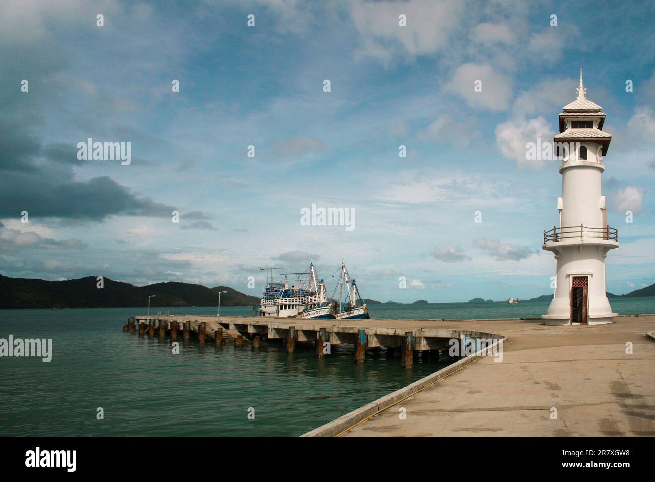 Leuchtturm und Fischerboote in Ban Bang Bao, Koh Chang Island, Provinz Trat, Thailand Stockfoto