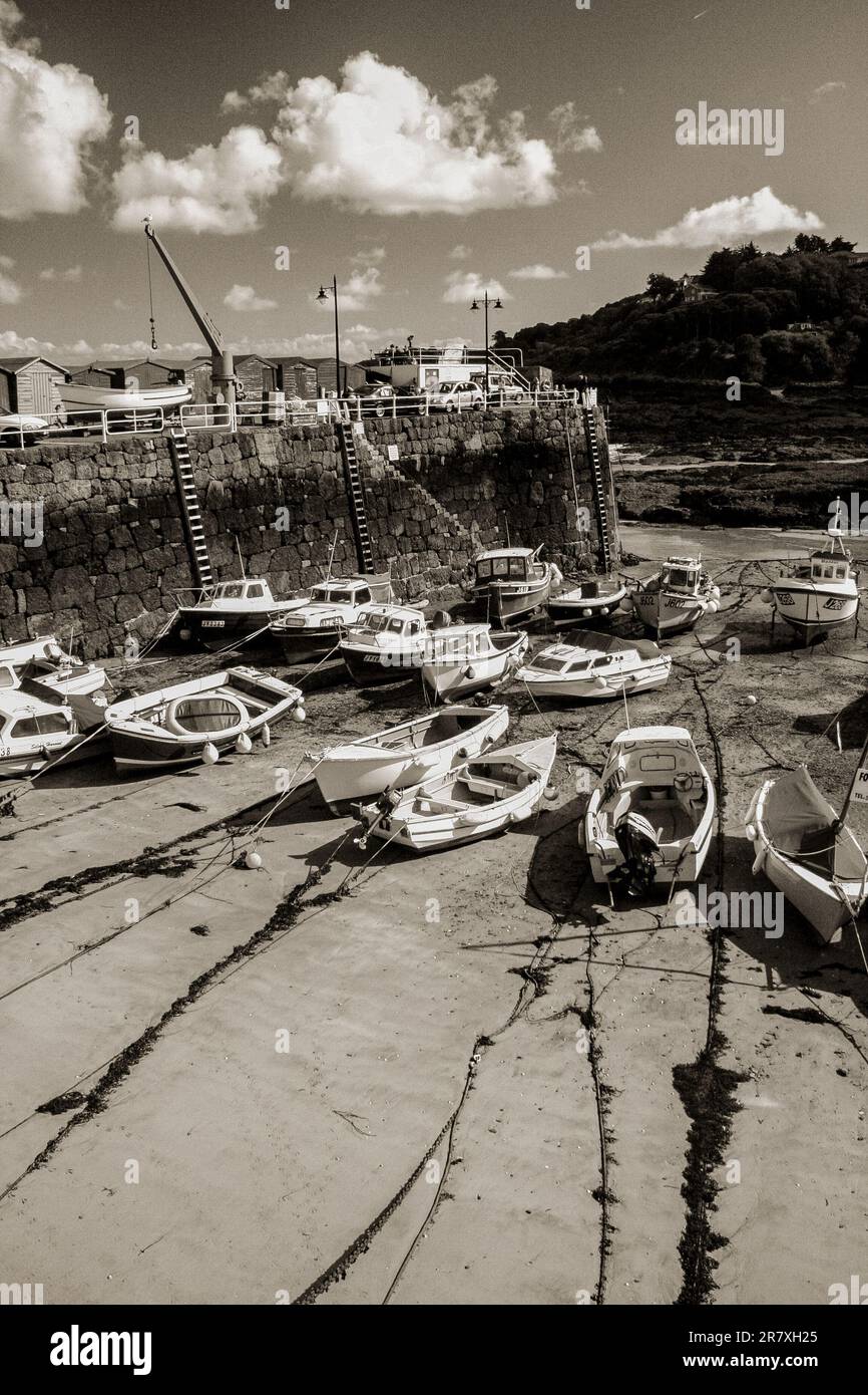 Schwarzweißfoto von Rozel Bay bei Ebbe mit den Booten am Pier. St. Martin, Jersey, Kanalinseln. Stockfoto