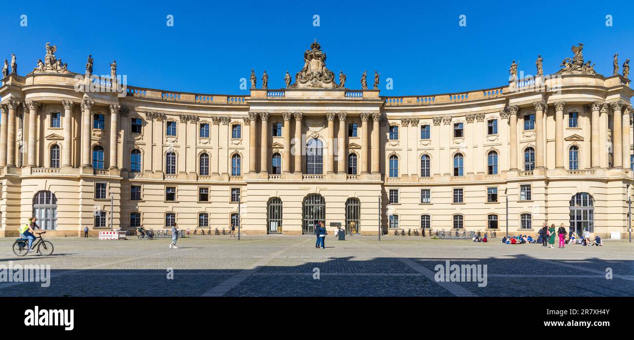 Berlin - 30. Mai 2023: Humboldt-Universität. Altes Universitätsgebäude am Bebelplatz in Berlin Stockfoto