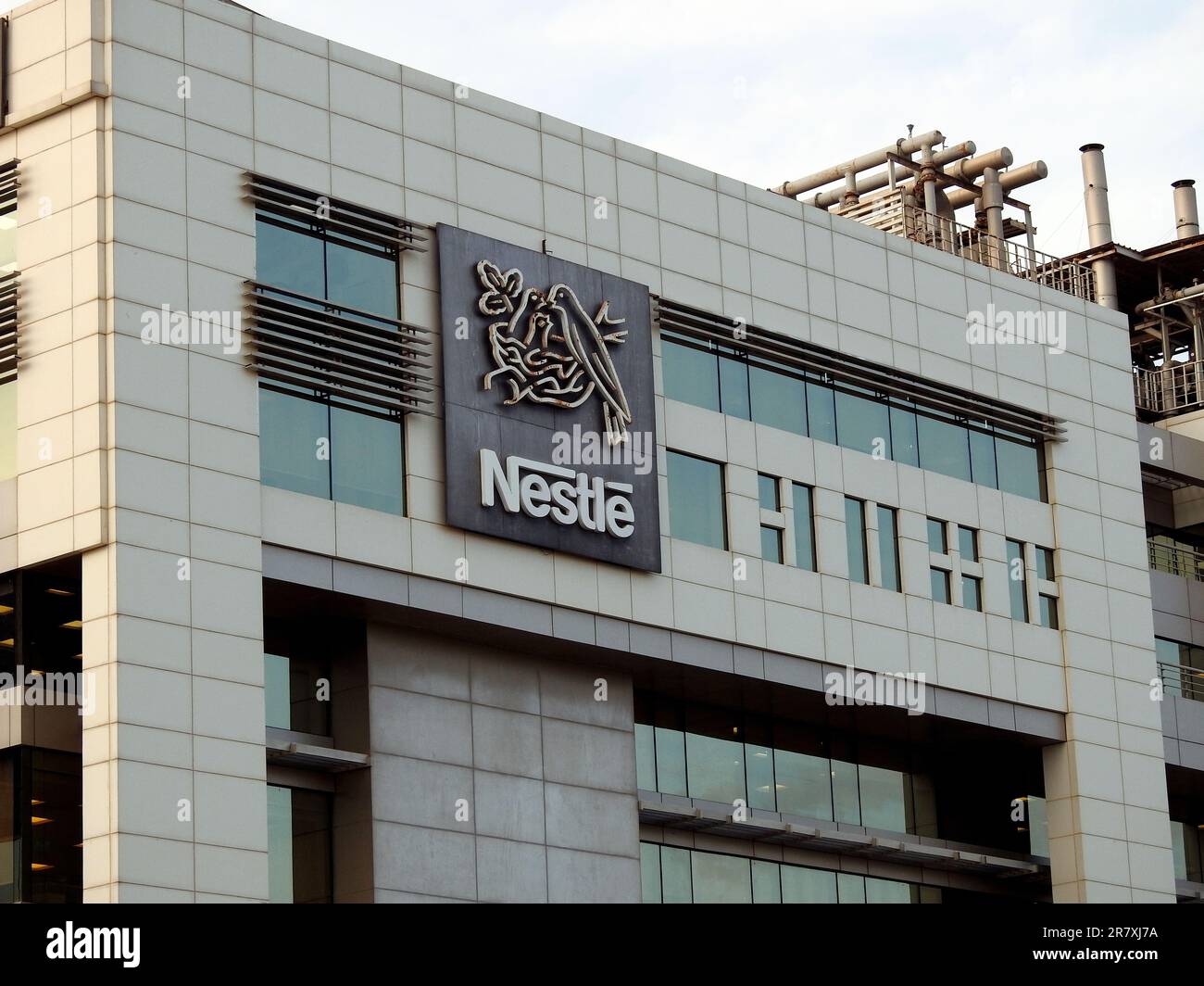 Kairo, Ägypten, Juni 4 2023: Nestlé S.A. Nestle, ein Schweizer multinationaler Konglomerat der Lebensmittel- und Getränkebranche mit Hauptsitz in Vevey, Vaud, Stockfoto