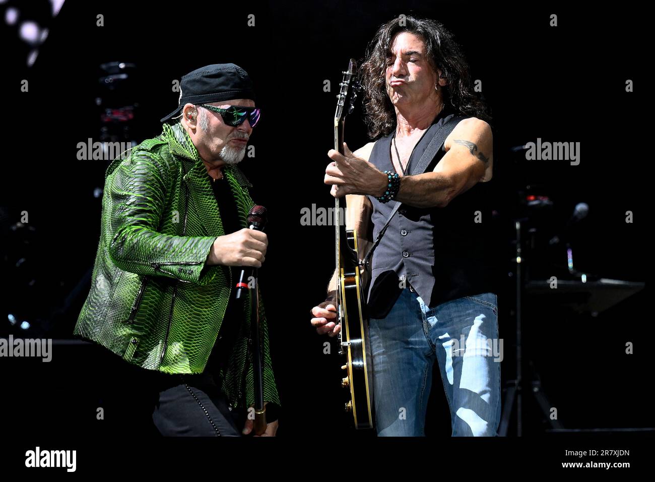 Rom, Italien. 07. Juni 2023. Vasco Rossi und Stef Burns während der Vasco Live Tour 2023 im Stadio Olimpico am 17. Juni 2023 im Stadio Olimpico, Rom, Italien. (Foto: Domenico Cippitelli/NurPhoto) Kredit: NurPhoto SRL/Alamy Live News Stockfoto