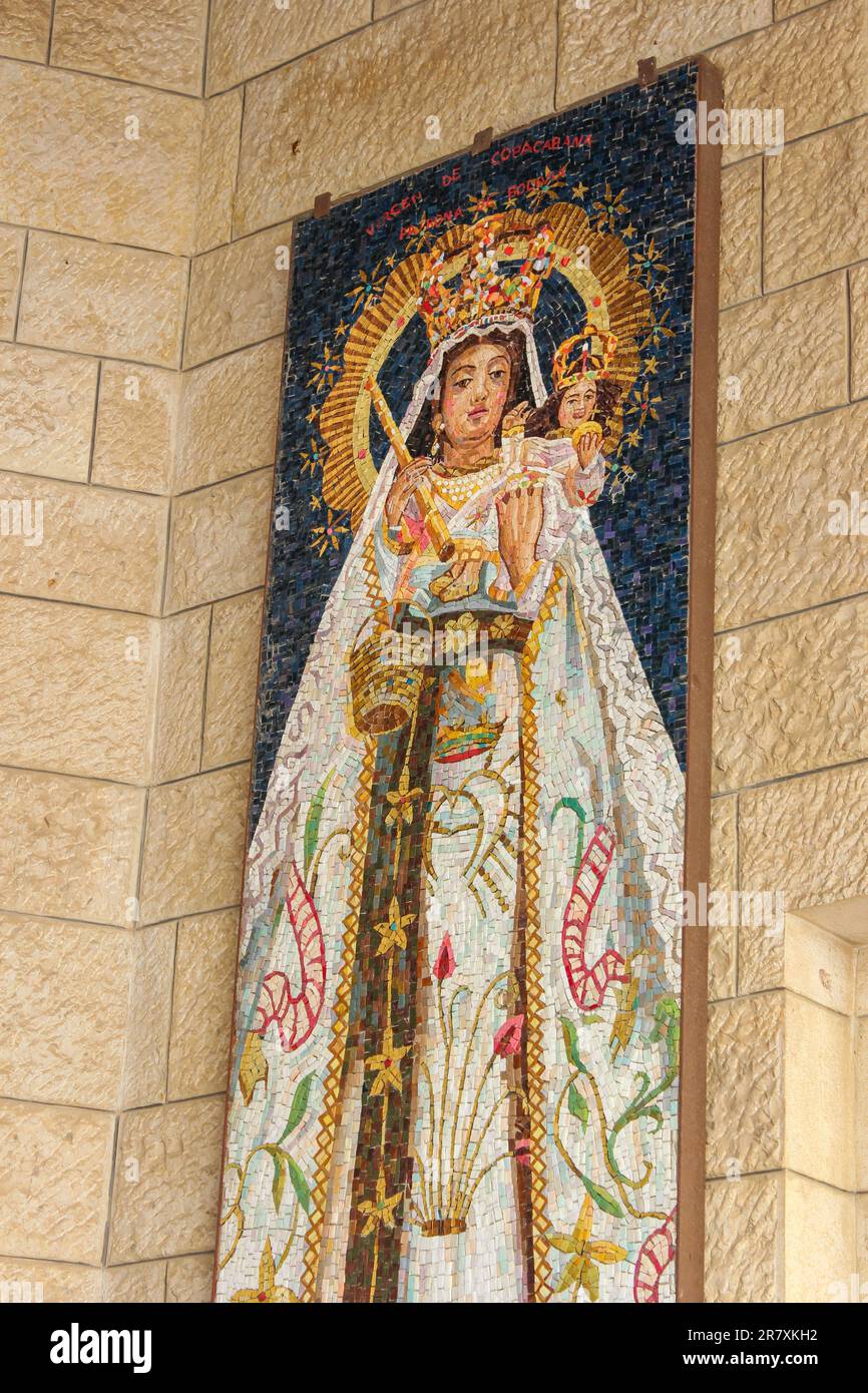 Das Mosaik „Virgen de Copacabana, Patrona de Bolivien“ ist in der Verkündigungsbasilika in Nazareth, Israel, ausgestellt. Stockfoto