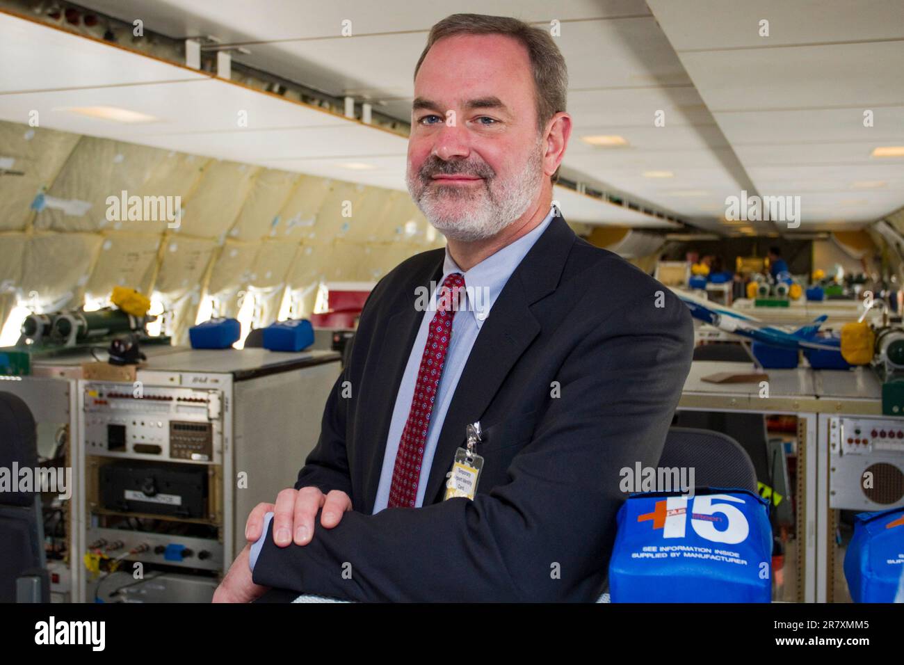 Michael Sinnett, Vice President und Chief Project Engineer von Boeing, unter den Testgeräten des ersten Testflugzeugs der Boeing 787 Dreamliner Stockfoto