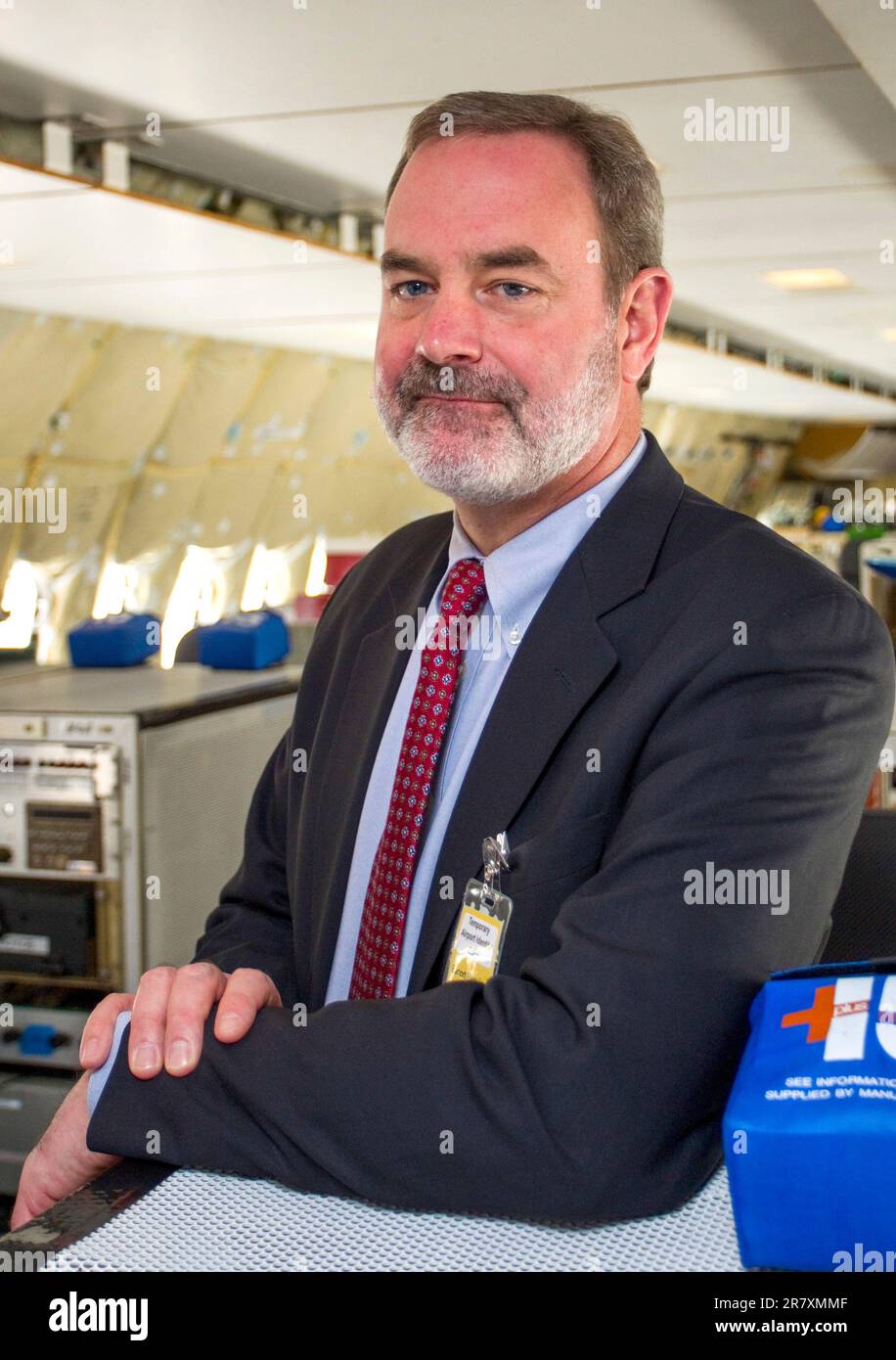 Michael Sinnett, Vice President und Chief Project Engineer von Boeing, unter den Testgeräten des ersten Testflugzeugs der Boeing 787 Dreamliner Stockfoto