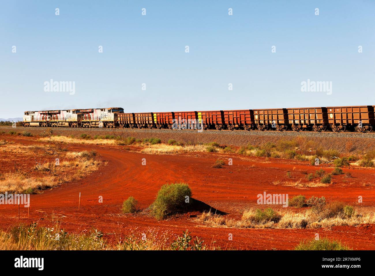 Leere Eisenerz-Eisenbahnwaggons, die zum Bergwerk Pilbara, Westaustralien, zurückkehren Stockfoto