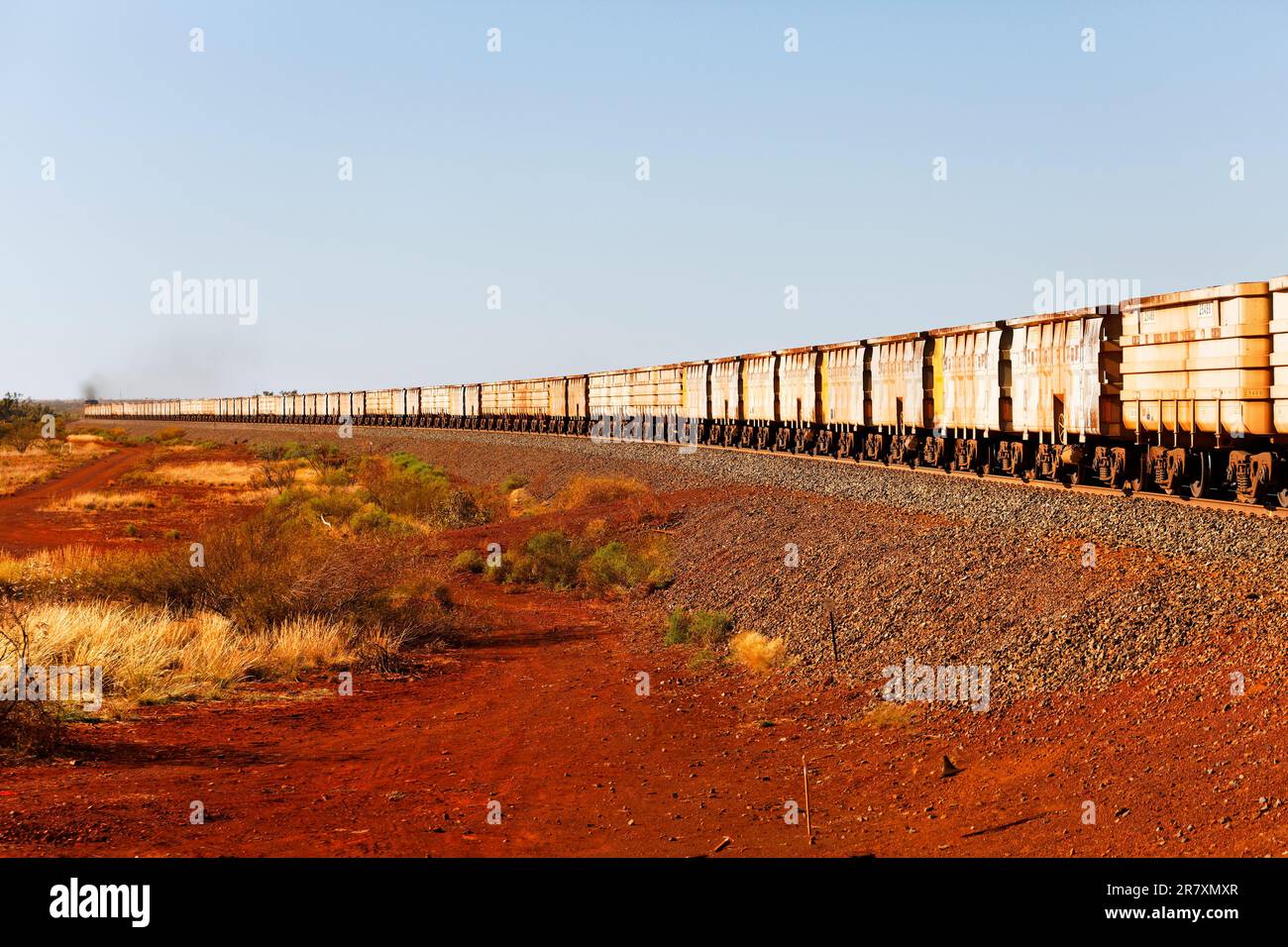Leere Eisenerz-Eisenbahnwaggons, die zum Bergwerk Pilbara, Westaustralien, zurückkehren Stockfoto