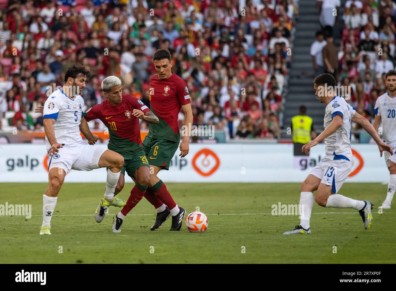 Lissabon, Portugal. 17. Juni 2023. SEAD Kolasinac (L) aus Bosnien und Herzegowina, Joao Cancelo 