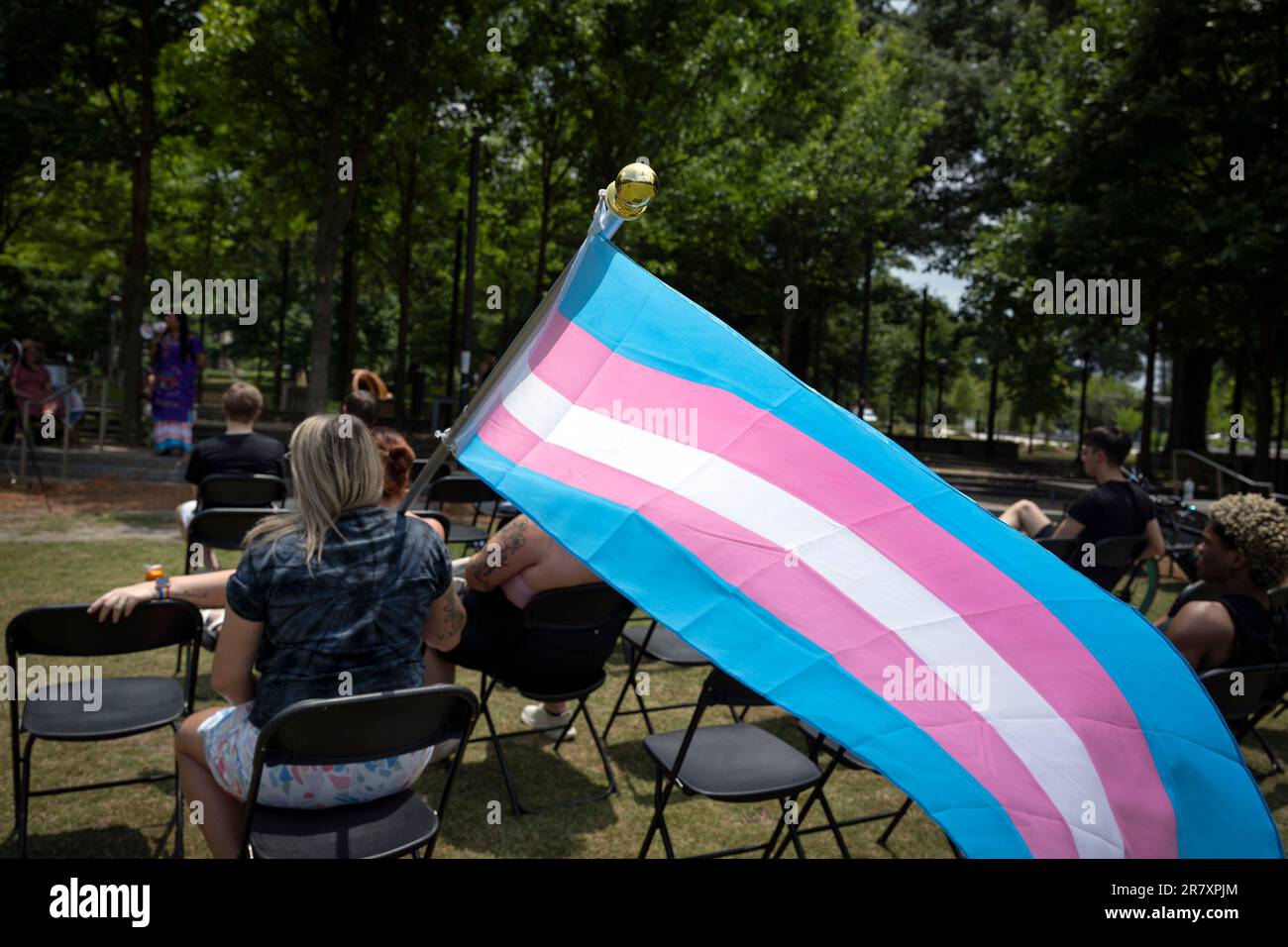 Atlanta, Georgia, USA. 17. Juni 2023. Mitglieder von Atlantas transgender und geschlechtsneutraler Gemeinde versammeln sich auf dem Georgia Tech Campus zu einer Rallye, bei der die Redner die Menge über Gesetze informierten, die sich auf die Transbevölkerung auswirken. (Kreditbild: © Robin Rayne/ZUMA Press Wire) NUR REDAKTIONELLE VERWENDUNG! Nicht für den kommerziellen GEBRAUCH! Stockfoto