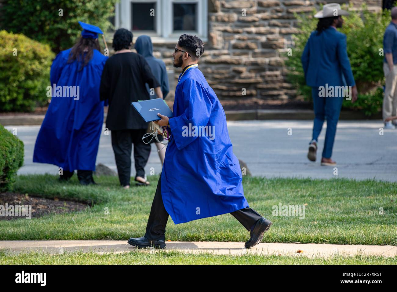 Wayne, Usa. 17. Juni 2023. Ein Absolvent der Pennsylvania Leadership Charter School aus dem Jahr 2023 trägt sein Diplom nach der Abschlusszeremonie, die am Samstag, den 17. Juni 2023, auf dem Campus der Cabrini University in Radnor, PA, stattfand. (Foto: Paul Weaver/Sipa USA) Guthaben: SIPA USA/Alamy Live News Stockfoto