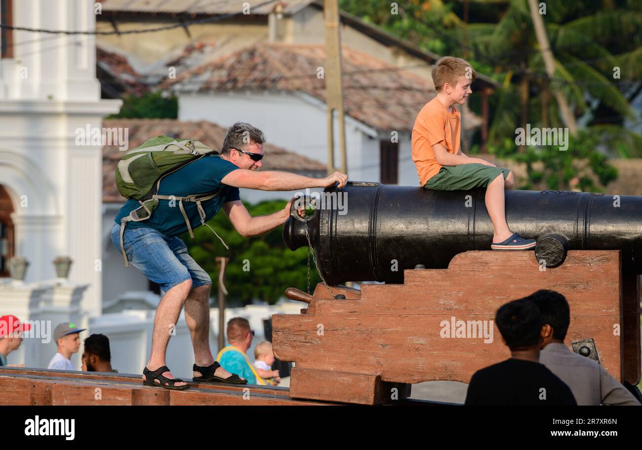 Galle, Sri Lanka - 02 15 2022: Vater und Sohn verbinden sich, unterhaltsame Aktivitäten für Touristen auf der Festung Galle. Stockfoto