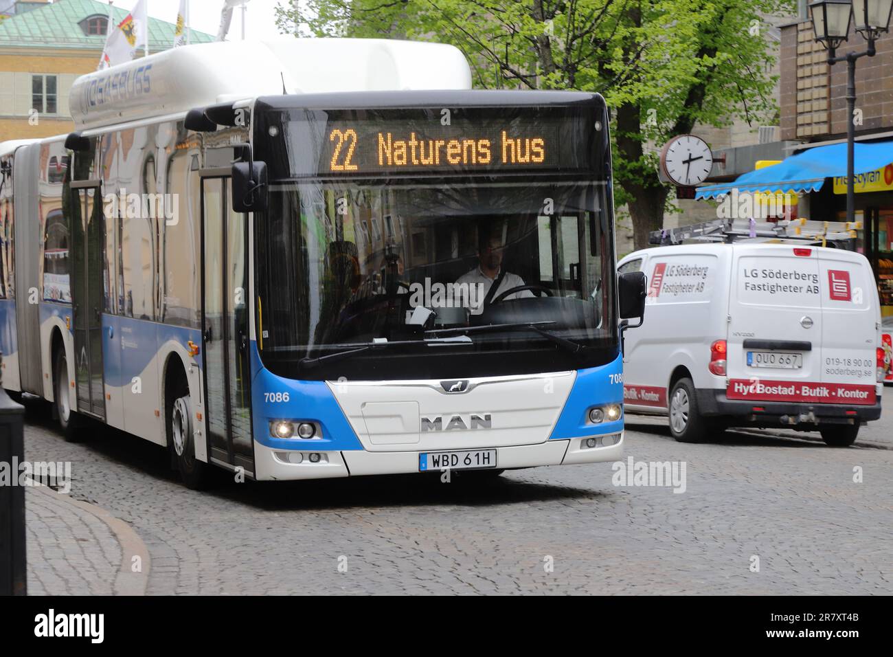 Orebro, Schweden - 17. Mai 2023: Frontaö-Ansicht eines Orebro-MANNES öffentlicher Nahverkehr versetzte Stadtbus in Betrieb auf Linie 22. Stockfoto