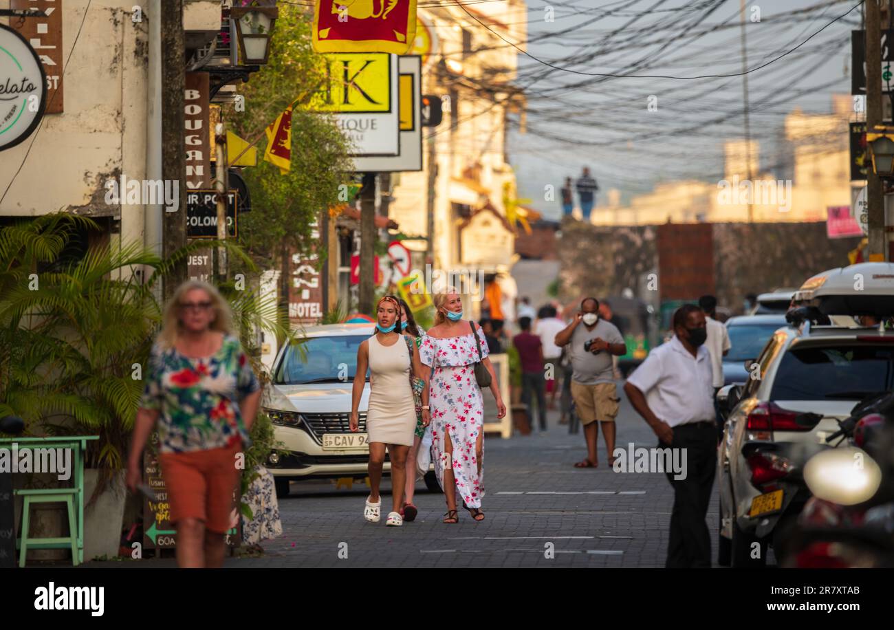 Galle, Sri Lanka - 02 03 2022: Touristen auf den Straßen des Festes Galle abends. Stockfoto