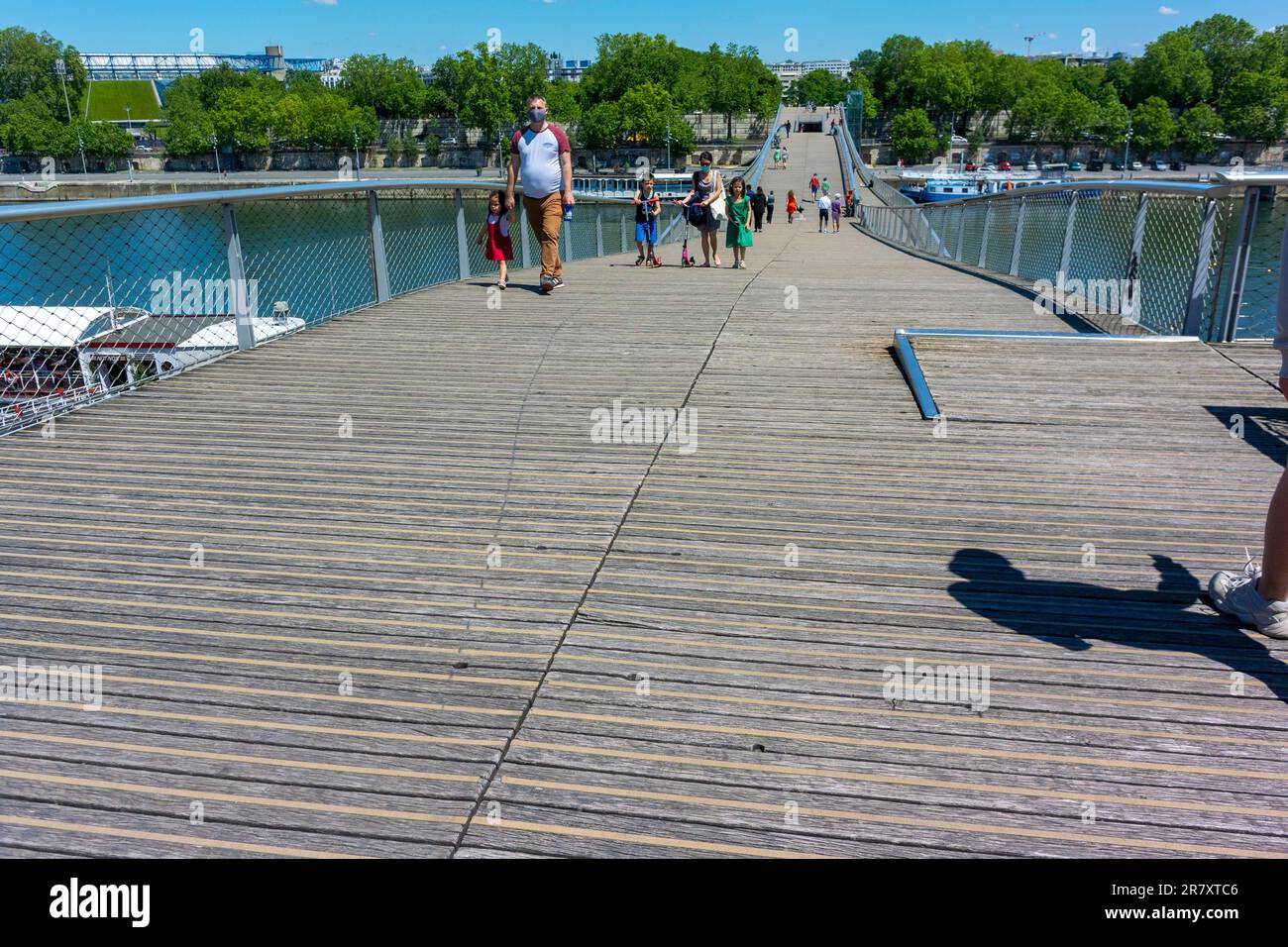 Paris, Frankreich, Familien, Menschenmassen, Touristen, Spaziergang, Straßenszenen, seine, 13. Bezirk, Fußgängerbrücke, Passerelle Simone de Beauvoir, Stockfoto