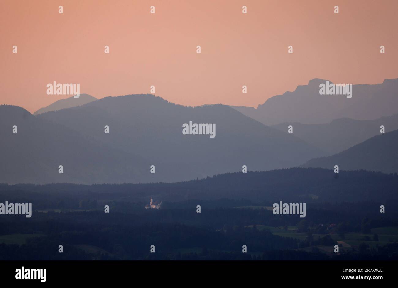 Steingaden, Deutschland. 18. Juni 2023. Bei Sonnenaufgang steht die Wieskirche vor dem Alpenpanorama. Kredit: Karl-Josef Hildenbrand/dpa/Alamy Live News Stockfoto