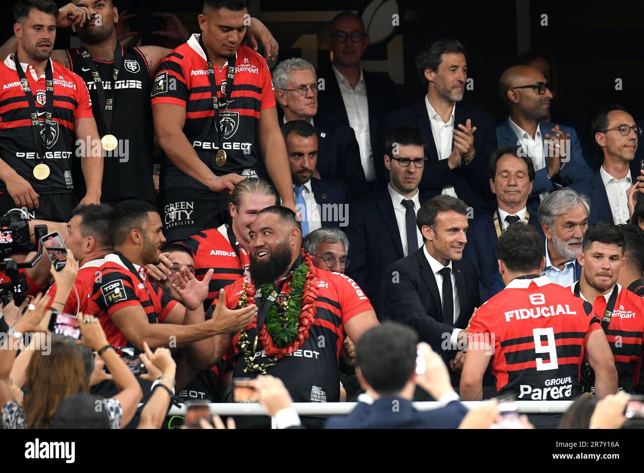 Saint Denis, Frankreich. 18. Juni 2023. Julien Mattia/Le Pictorium - Top 14 Rugby-Finale zwischen Stade Toulousain und Stade Rochelais - 18/6/2023 - Frankreich/seine Saint Denis/Saint-Denis - der französische Präsident Emmanuel Macron gratuliert den Toulouse-Spielern beim Top 14 Final zwischen Stade Toulousain und Stade Rochelais im Stade de France in Paris am 17. Juni 2023. Kredit: LE PICTORIUM/Alamy Live News Stockfoto