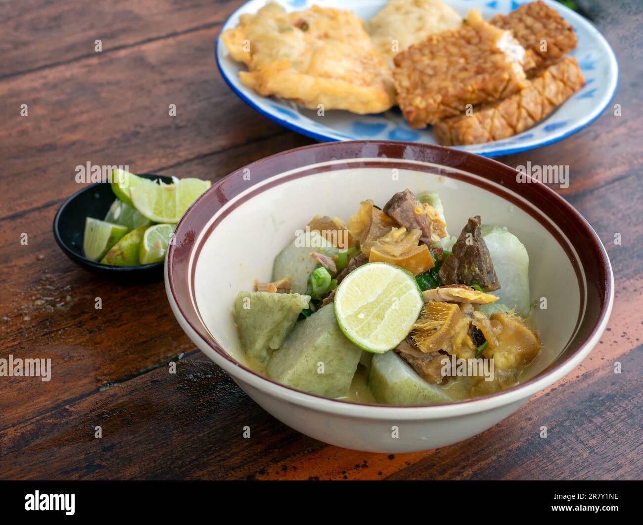 Empal Gentong, eine traditionelle Fleischsuppe mit Kokosmilch, aus Cirebon, West Java, Indonesien Stockfoto
