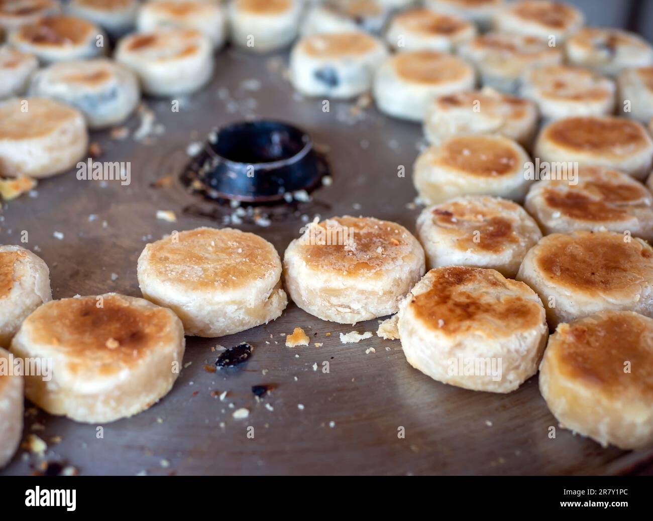 Fortschritt bei der Herstellung von Bakpia, einem traditionellen indonesischen Snack aus Yogyakarta Stockfoto