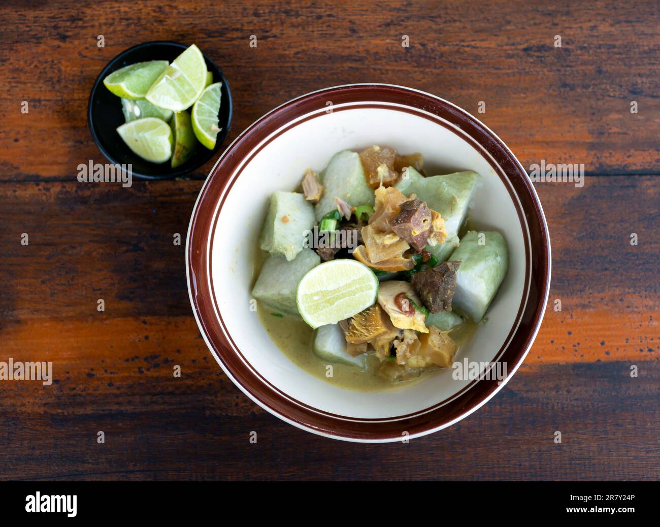 Empal Gentong, eine traditionelle Fleischsuppe mit Kokosmilch, aus Cirebon, West Java, Indonesien Stockfoto