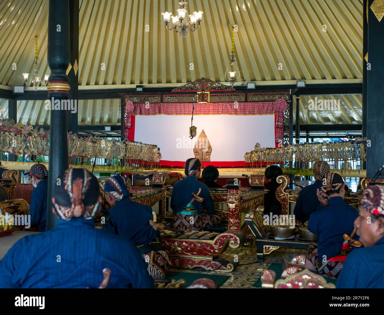 Yogyakarta, Indonesien - 1. Juni 2023: Wayang kulit- oder Schattenpuppen-Show im Yogyakarta-Palast, Indonesien Stockfoto