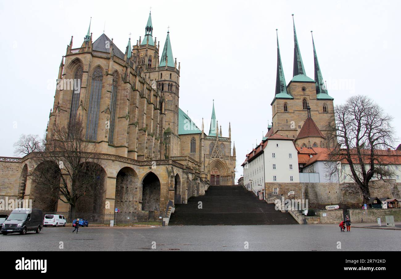 Domberg, Domberg, mit Kathedrale und Severus-Kirche, Severikirche, Blick auf den düsteren schneelosen Winternachmittag, Erfurt, Deutschland Stockfoto