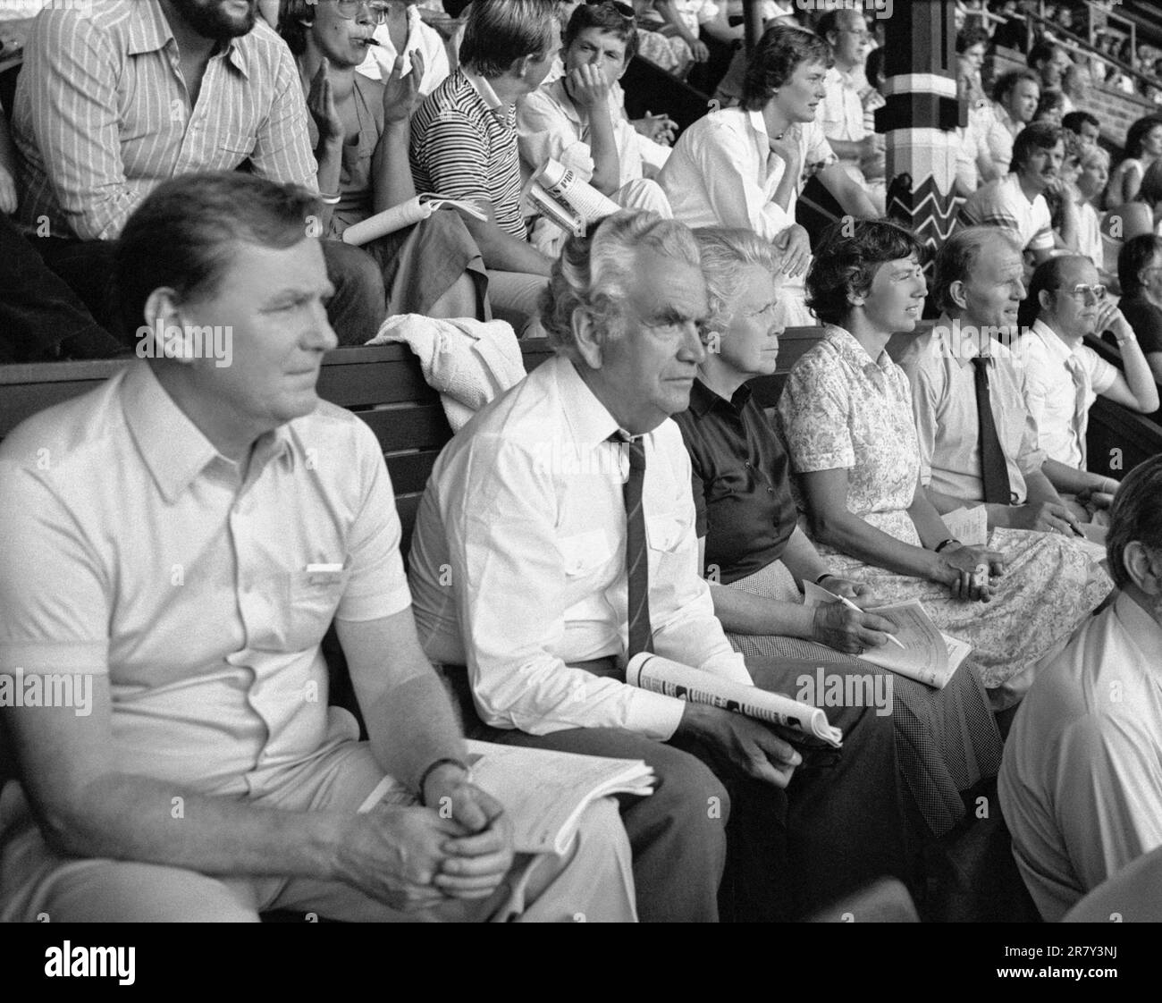 SVANTE LUNDKVIST Eskilstuna zweite Linke, ehemaliger schwedischer Landwirtschaftsminister auf der Tribüne des Stockholmer Stadions während des internationalen Leichtathletikspiels gegen Finnland Stockfoto