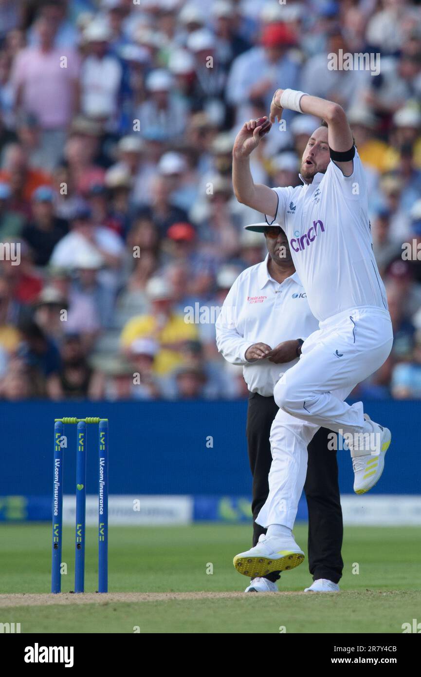 Edgbaston Cricket Stadium, Birmingham, Großbritannien. 16. Juni 2023 um 1100hrs Uhr. England Men gegen Australia Men in the Ashes Cricket Test Match Day 1. Ollie Robinson (England) Bowling. Bild: Mark Dunn/Alamy, Stockfoto