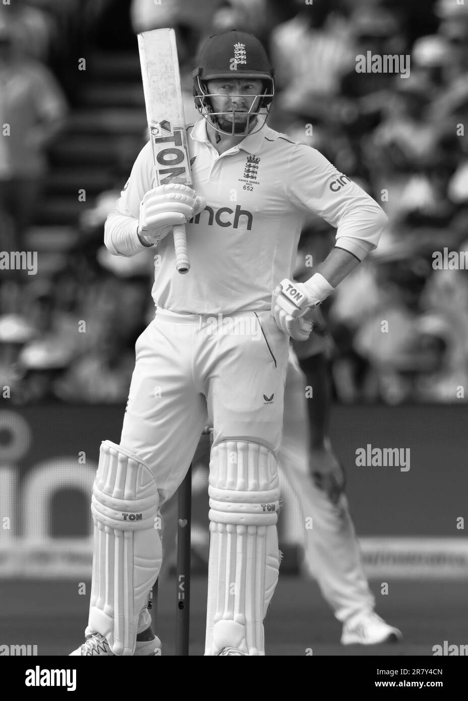 Edgbaston Cricket Stadium, Birmingham, Großbritannien. 16. Juni 2023 um 1100hrs Uhr. England Men gegen Australia Men in the Ashes Cricket Test Match Day 1. Jonny Bairstow - WK (England) wartet darauf, zu schlagen. Schwarzweißbild. Bild: Mark Dunn/Alamy, Stockfoto