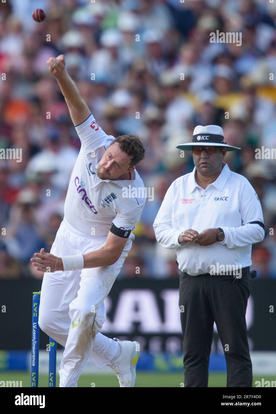 Edgbaston Cricket Stadium, Birmingham, Großbritannien. 16. Juni 2023 um 1100hrs Uhr. England Men gegen Australia Men in the Ashes Cricket Test Match Day 1. Ollie Robinson (England) Bowling. Bild: Mark Dunn/Alamy, Stockfoto