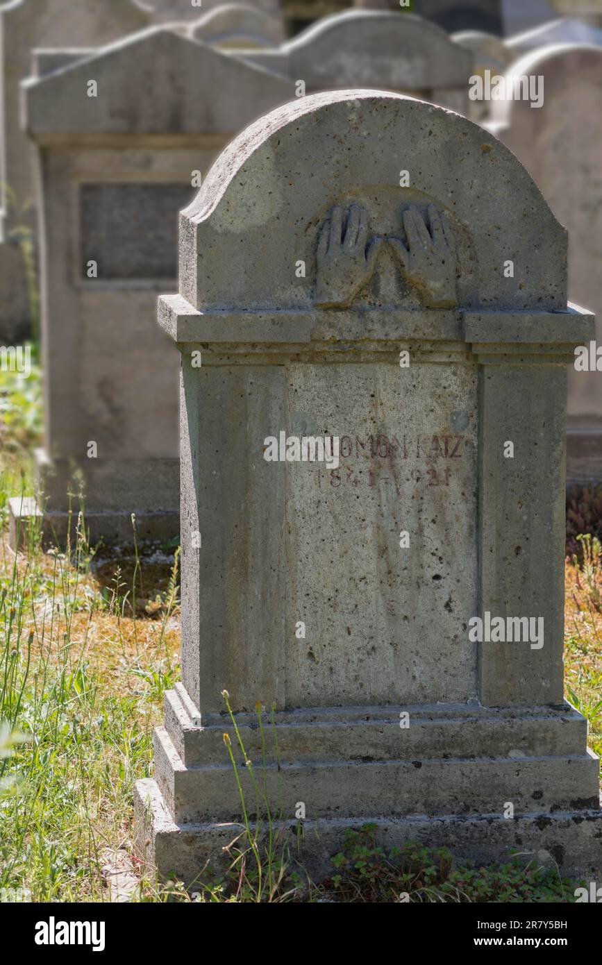 Jüdischer Grabstein mit dem Symbol der Gebetshänder, neuer jüdischer Friedhof, Nürnberg, Mittelfrankreich, Bayern, Deutschland Stockfoto