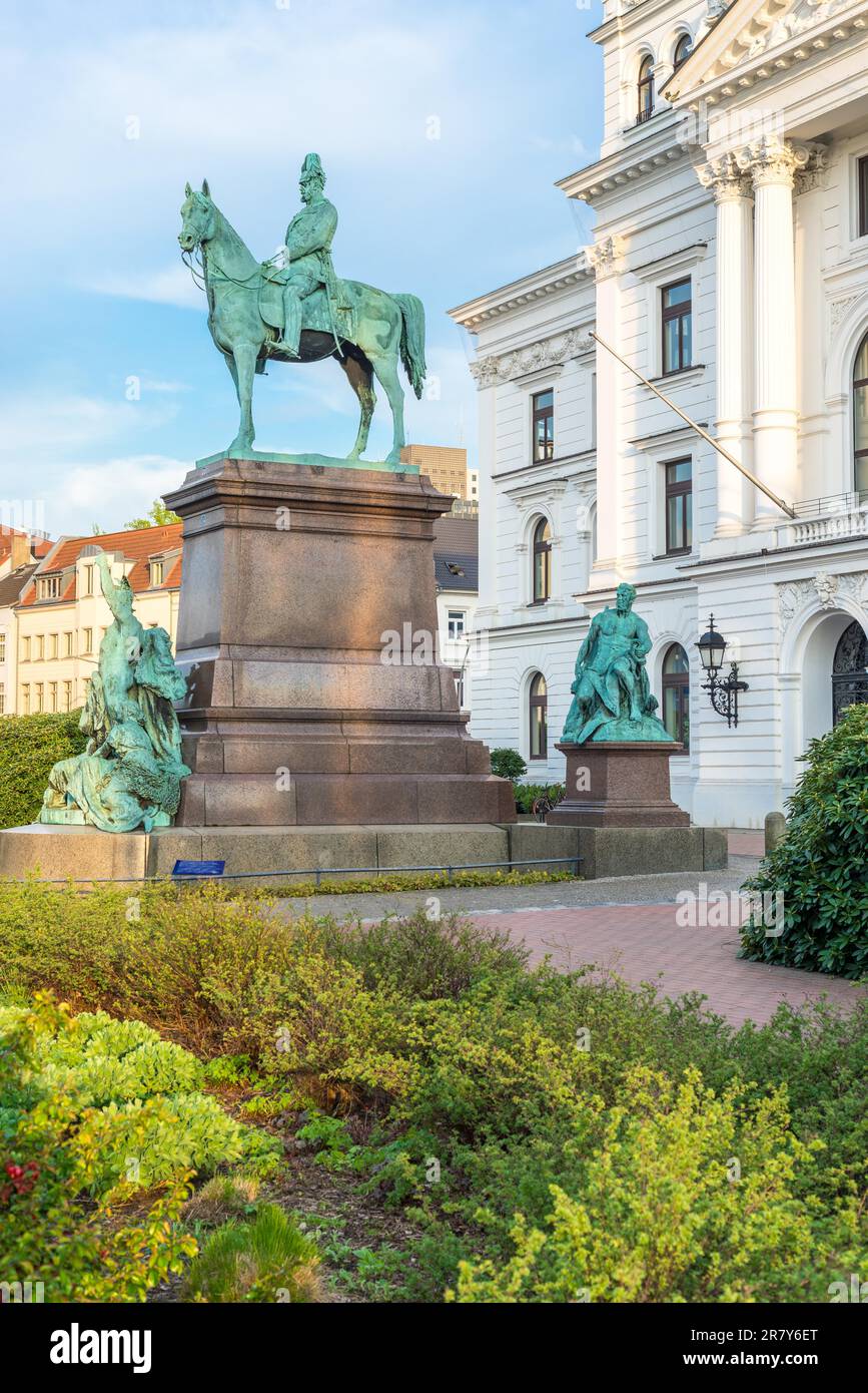 Um die Reiterstatue des Kaisers in Altona herum sind zwei junge Frauen gruppiert, die die ehemaligen Herzöge Schleswig und Holstein repräsentieren sollen Stockfoto