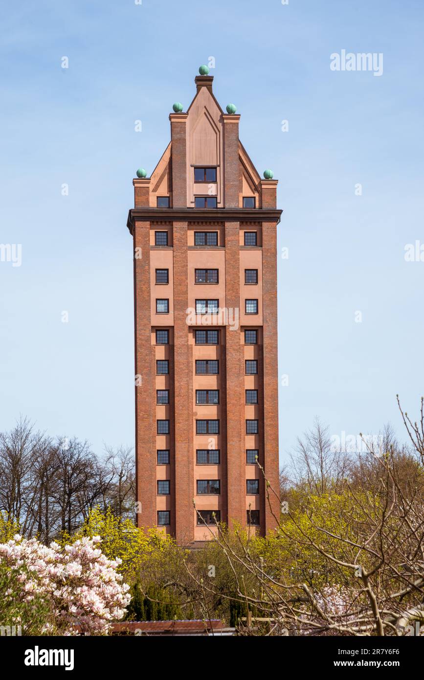 Der Wasserturm ist das Wahrzeichen des Stadtteils Hamburg Stellingen. Es ist ein wunderschöner Wasserturm in der Innenstadt, der in einen Wohnturm umgewandelt wurde Stockfoto